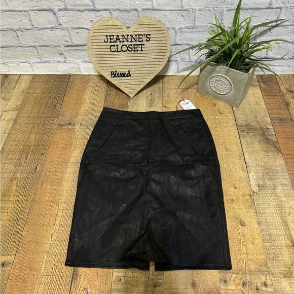 CAbi Vegan Leather Stretchy Skirt Size 2 Style Number 509 NWT - Picture 8 of 13